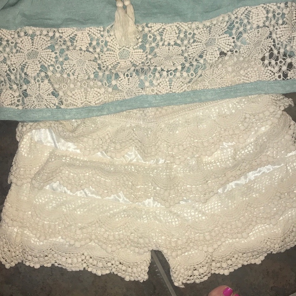 πLayers of ruffels-IVORY shorts! - Picture 2 of 7
